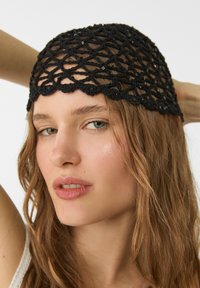 Stradivarius SEQUINNED SKULL - Šešir - black