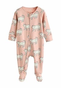 Un body rose pour bébé en tissu doux, présentant un motif de chats blancs avec des taches noires, à manches longues et avec des pieds fermés. Fermeture à boutons sur le devant.