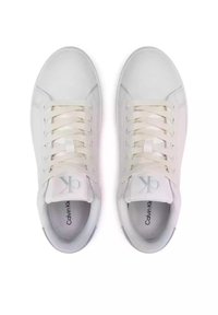 Sneakers bianchi in pelle con texture liscia, punta arrotondata e lacci piatti. Presentano un logo sulla linguetta e una soletta imbottita.