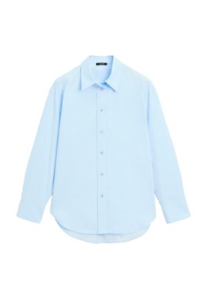 Chemise button-up à manches longues de couleur bleu clair avec col pointu et ourlet incurvé, présentée sur un fond blanc.