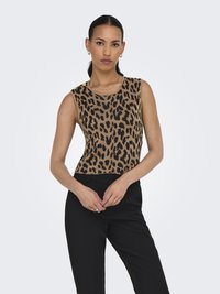Top bez rukávů s leopardím vzorem v zemitých tónech, s kulatým výstřihem a žebrovanou texturou. V kombinaci s černými elegantními kalhotami.