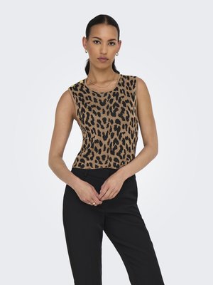 Top sans manches à imprimé léopard dans des tons terreux, avec un col rond et une texture côtelée. Assorti à un pantalon noir ajusté.