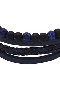 Lær- og perlesmykke med glatte svarte perler, blå lapis lazuli steiner og flette av mørkeblå lærstrenger.