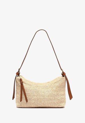 Bolso de paja tejido con forma curva, correa de cuero marrón y cierre con cremallera. Color natural con un sutil patrón de espiga.