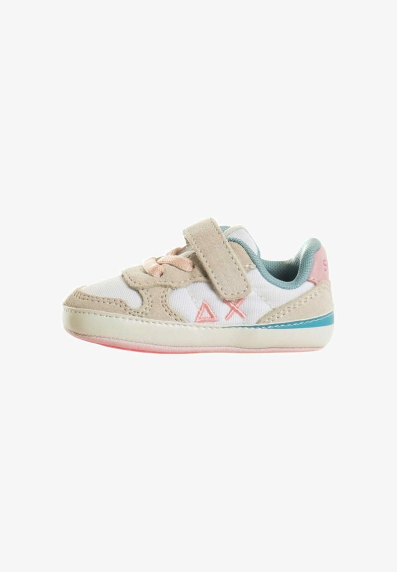 Sneaker per bambini in beige, bianco e azzurro chiaro. Presenta una tomaia in tessuto con dettagli in suede, una cintura in velcro e una suola rosa.