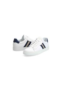 Baskets blanches à la finition en cuir lisse, avec deux rayures bleu marine sur le côté et un onglet sur le talon assorti. Semelle en caoutchouc, design classique à lacets.