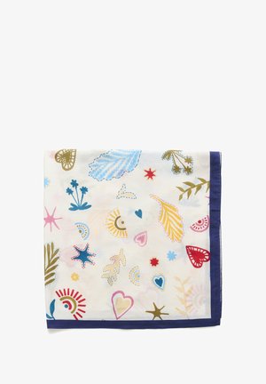 Farebný hodvábny šál s motívmi listov, hviezd a sŕdc na krémovom pozadí s tmavomodrým okrajom.