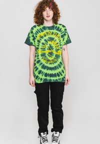 Paradiso Clothing DAY ALL STARS TIE DYE GRAPHIC UNISEX  - Print T-shirt - green