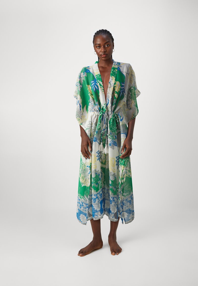 Blommig kimono-stil morgonrock i gröna, blå och gula nyanser. Lättviktig tyg med vida ärmar, knytmidja och en svävande design.