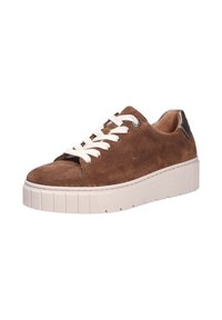 Bruine suède sneaker met witte veters, een witte gestructureerde platformzool en metallic accenten op de hak. Rond toelontwerp.