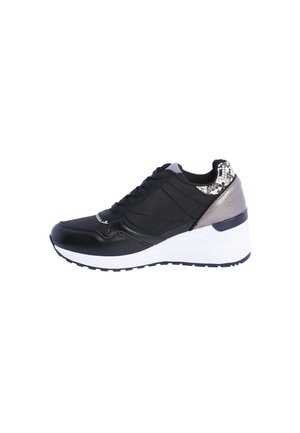 Zapato deportivo negro con parte superior texturizada, que presenta un acento plateado metálico en el talón y una suela tipo cuña blanca. Los cordones negros completan el diseño.
