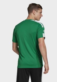 Maglia sportiva verde con maniche corte, caratterizzata da accenti bianchi sulle spalle, realizzata in tessuto leggero e liscio.