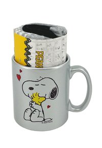 Silberner Keramikbecher mit einem Cartoon-Hundedesign, der einen gelben Vogel hält, umgeben von roten Herzen. Enthält gerollte Comicstreifen im Inneren.