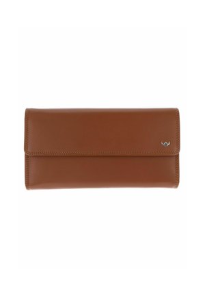 Portefeuille en cuir marron avec fermeture à rabat et petit logo argenté dans le coin inférieur droit sur fond blanc.