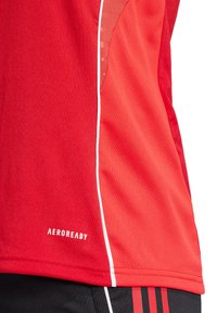 Maglietta atletica rossa realizzata in tessuto traspirante, con pannelli in rete, dettagli bianchi e il logo “AEROREADY” in basso.