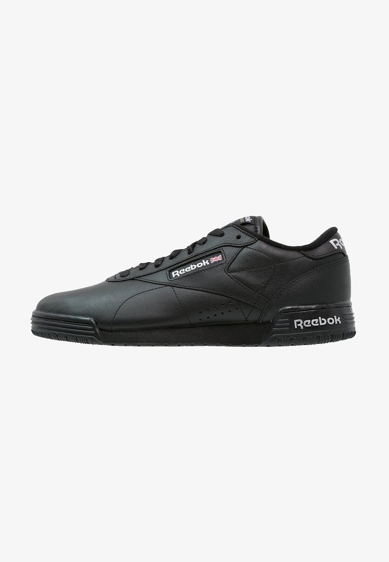 Baskets basses Reebok noires avec laçage, tige en cuir et logos Reebok sur le côté, le talon et la languette.