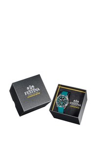 Festina pulkstenis ar melnu un zilganzaļu silikona siksniņu, sudraba akcentiem un apaļu ciparnīcu melnā tekstūrētā kastītē ar zelta odere.