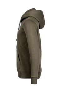 Felpa verde oliva con tasca frontale, cappuccio regolabile, polsini e orlo a coste, e una texture liscia. Presenta un piccolo logo sul petto.