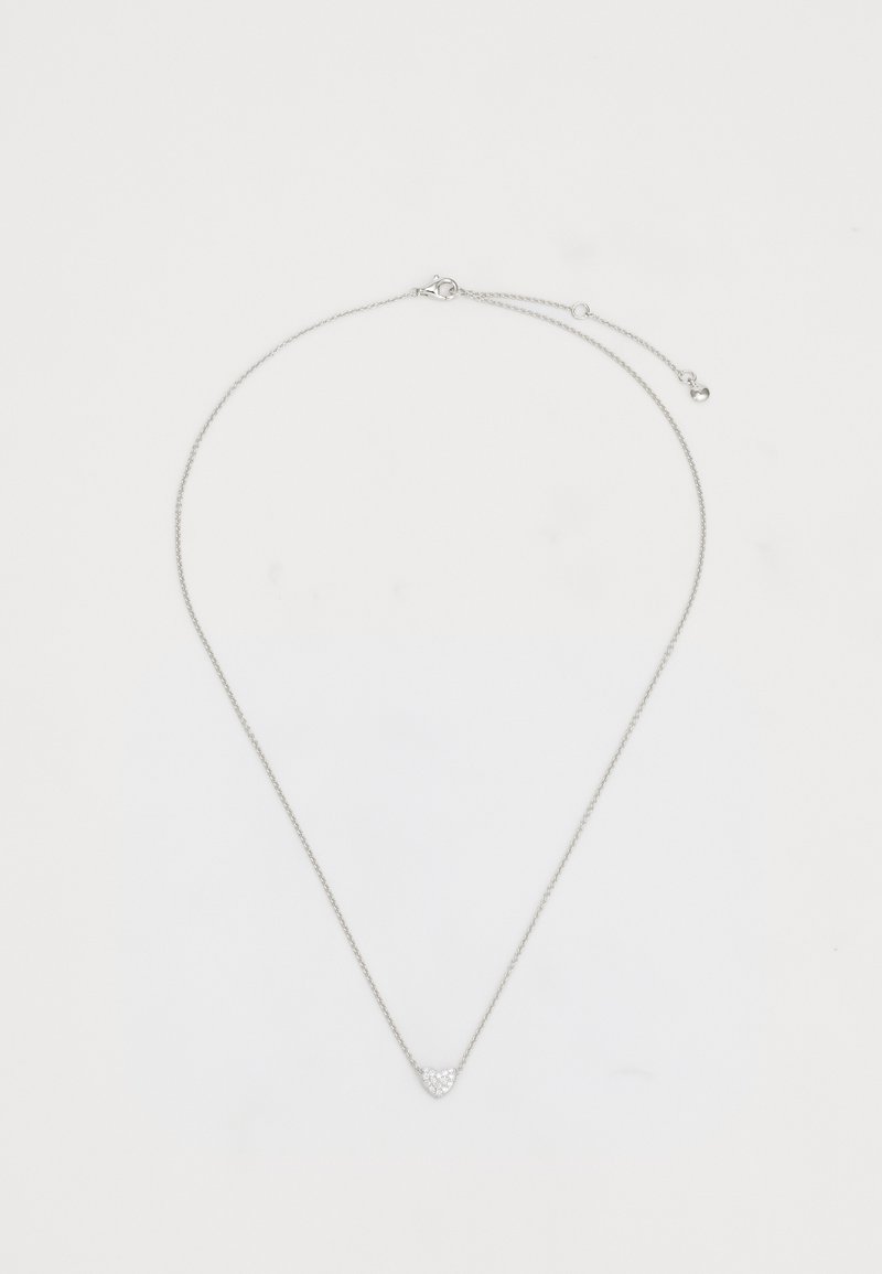 Hõbedane kaelakee, millel on peen kett ja allapoole suunatud kolmnurkne ripats, mis on kaunistatud väikeste säravate kividega.