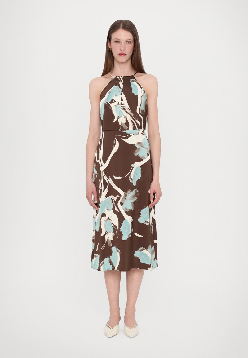 Robe halter marron avec des motifs floraux bleu clair et blanc. Le tissu a une texture lisse, et le design s'étend jusqu'à mi-mollet.