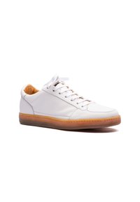 Sneaker in pelle bianca con punta arrotondata, chiusura con lacci e suola in gomma beige. Texture liscia con dettagli cuciti e colletto imbottito.