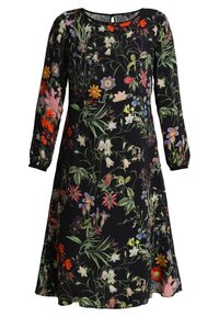 Blommig klänning med långa ärmar i svart tyg. Har ett färgglatt mönster av olika blommor, rund halsringning och en lätt A-linjeform.