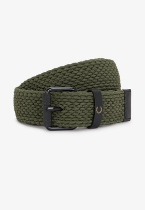 Cinturón de tela trenzada verde oliva con hebilla de metal negra y lazo de cuero con un pequeño logo de corona de laurel dorada.