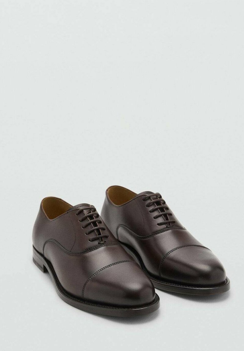 Braune Leder-Oxford-Schuhe mit glatter Oberfläche, runder Zehenform, Vorderkappen-Detail und sechs Ösen für die Schnürsenkel. Robuste seitliche Naht und fester Absatz.