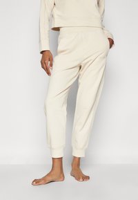 Calvin Klein Underwear FRENCH TERRY LOGOPANTS - Spodnji del pižame - sandshell