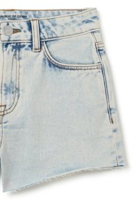 Pantalones cortos de mezclilla en azul claro con un acabado desgastado, dobladillo deshilachado, un solo bolsillo delantero y detalle de costura en contraste.