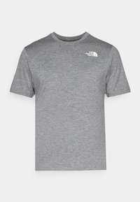 Šedé tričko s krátkým rukávem z texturované látky. Má kulatý výstřih a malé bílé logo na levé horní části hrudi.