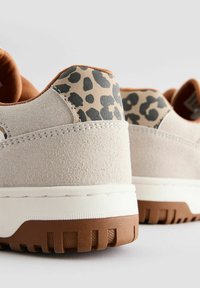 Beezid spordijalatsid tekstureeritud siidiselt pealiskihiga, bruna kummist väljalats ja leopardimustriga aktsent kontsa tuti peal.