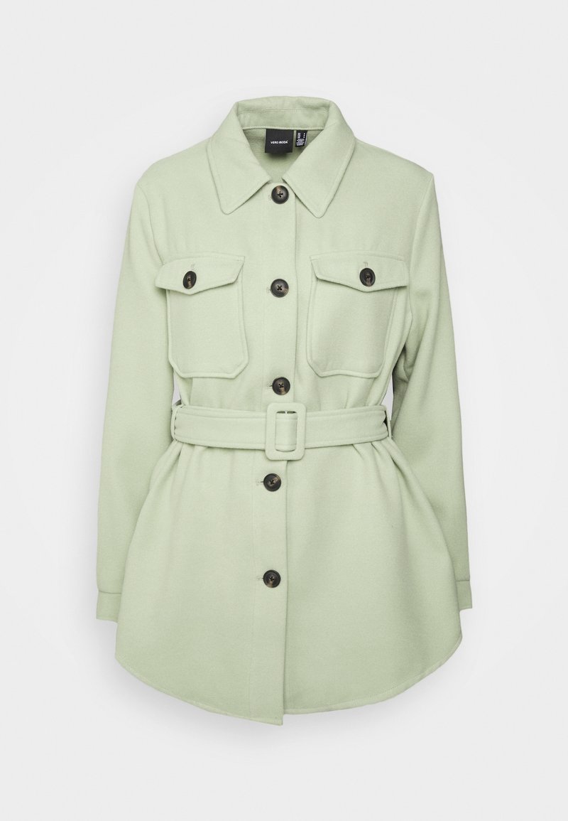 Veste vert clair à manches longues avec col, deux poches avant à rabat et ceinture assortie avec boucle rectangulaire à la taille.