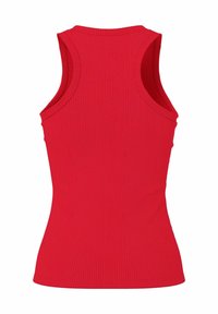 Czerwony żebrowany top na ramiączkach o dopasowanym kroju, z szerokimi wycięciami na ramionach i okrągłym dekoltem. Gładka faktura, jednolity kolor, bez wzorów.
