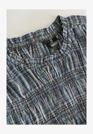 Blau- und grün kariertes Kleid mit gerafftem elastischem Ausschnitt und Oberteil. Verfügt über rot-weiße Streifen, die in den Stoff eingewebt sind. Etikett sichtbar.