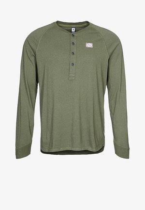 Langærmet henley-trøje i olivengrøn. Blødt stof med knappet stolpelukning og lille logo-patch på brystet. Raglanærmer.