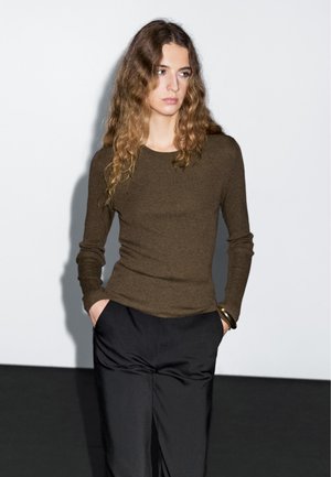 Stickad tröja - dark brown