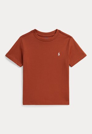 Rustfarvet T-shirt med korte ærmer og rund hals med lille hvidt broderet logo på venstre bryst, lagt fladt på en hvid baggrund.