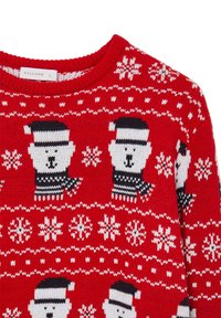 Pull en tricot rouge avec des motifs d'ours polaire et de pingouins, dans une palette de couleurs blanche et noire ; comprend des flocons de neige et des détails rayés.