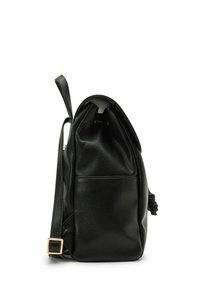 Mochila de cuero negro con una superficie texturizada, un bolsillo lateral y un acento metálico cuadrado. Forma suave y redondeada con una correa.