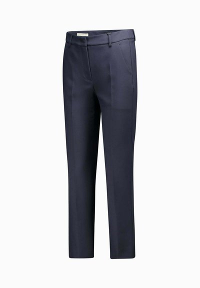 Pantaloni blu navy su misura con passanti per cintura, tasche laterali e chiusura con zip frontale, esposti su uno sfondo bianco.