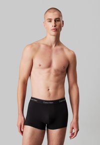 Zwarte katoenen boxershorts met een logoband. De stof is glad en rekbaar, waardoor ze een strakke pasvorm bieden.