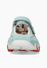 Chaussure en daim bleu clair avec une tige en maille, semelle en caoutchouc rouge et un design intérieur ludique représentant un visage de clown. Bandes réglables sur le côté.
