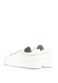 Baskets blanches en cuir avec une finition texturée, bout rond, œillets dorés et une semelle en caoutchouc durable. Design minimaliste avec des lignes épurées.