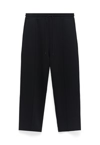 Zwarte broek met een relaxte pasvorm, voorzien van een elastische tailleband met trekkoord en zijnaad die langs de benen loopt. Glad stoftextuur.