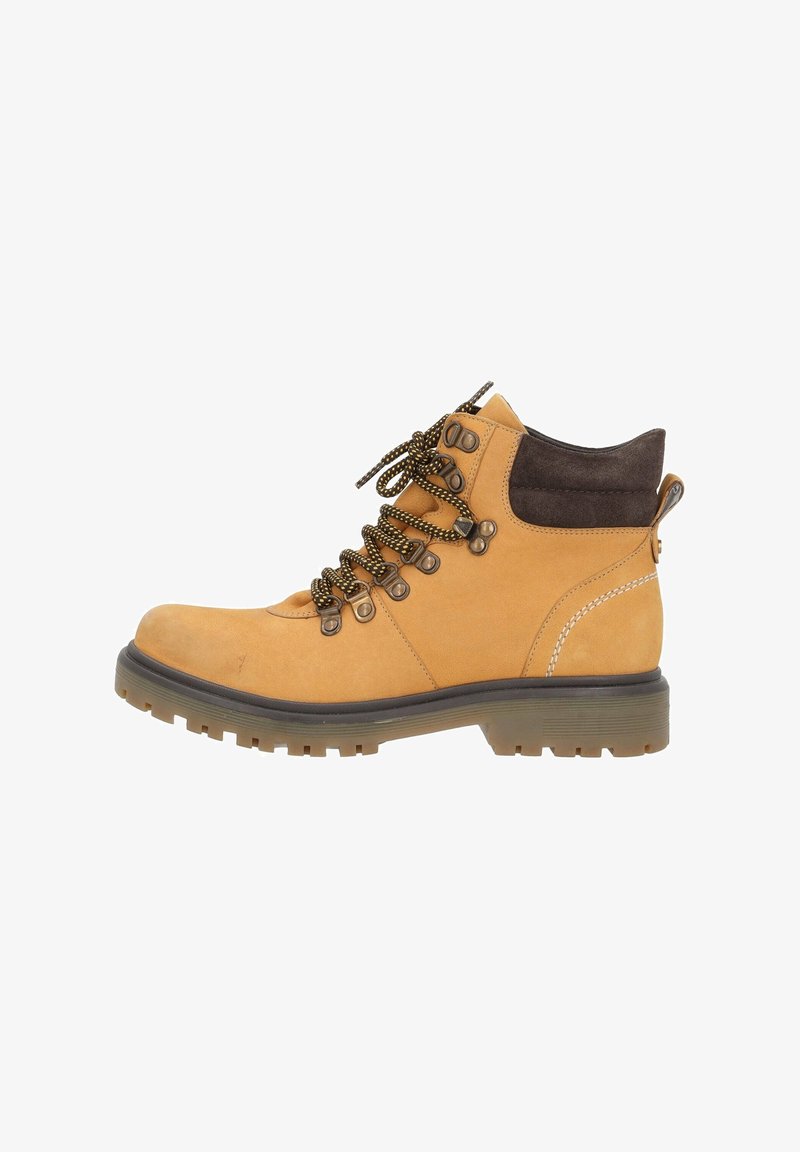 Botte de randonnée montante en cuir fauve avec col rembourré noir, semelle épaisse à crampons, et lacets noirs et jaunes motif, noués en nœud sur fond blanc.