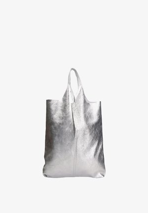 Silberne Metallic-Tasche aus Leder, mit weicher Textur und minimalistischer Gestaltung, ausgestattet mit zwei Griffen für einfaches Tragen.