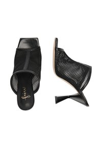 Sorte mesh mule-hæle med åbent tåparti, firkantet tå, høj geometrisk hæl og slip-on design, vist fra top- og sidevinkler på hvid baggrund.
