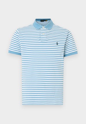 Světle modrá a bílá polo košile s krátkým rukávem a vodorovnými pruhy, modrým límečkem a malým vyšívaným logem na levé straně hrudi.