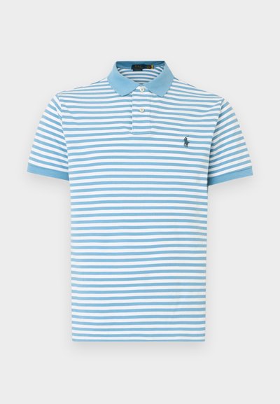 Ανοιχτό μπλε κα�ι λευκό κοντομάνικο πόλο πουκάμισο με οριζόντιες ρίγες, μπλε γιακά και μικρό κεντημένο λογότυπο στο αριστερό στήθος.